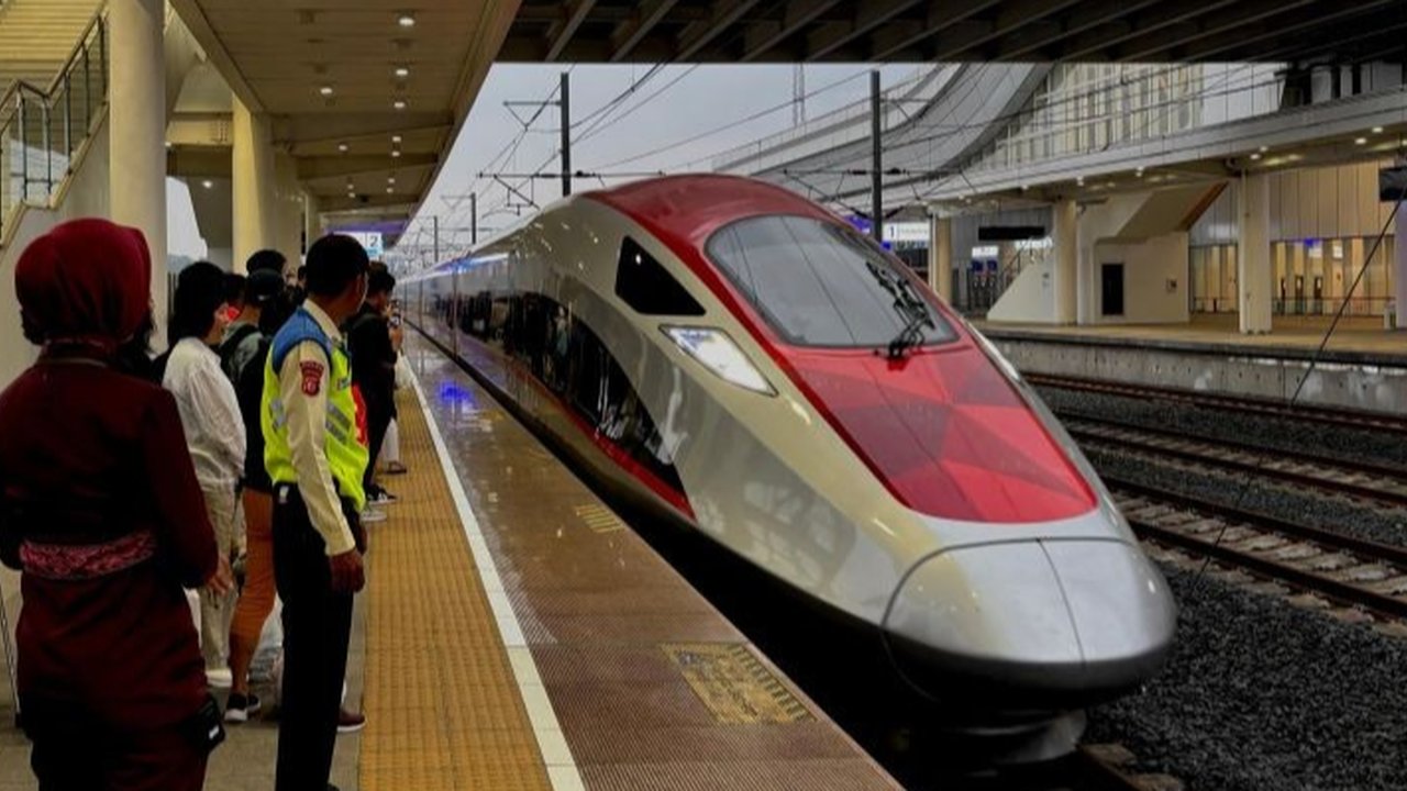 KCIC menyiapkan 173.000 tempat duduk kereta cepat Whoosh selama libur Isra Mikraj dan Imlek 2025, dengan prediksi lonjakan penumpang hingga lebih dari 20 ribu per hari dan penerapan sistem tiket dinamis.