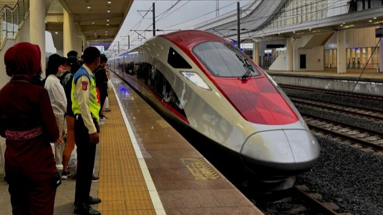 KCIC menyiapkan 173.000 tempat duduk kereta cepat Whoosh selama libur Isra Mikraj dan Imlek 2025, dengan prediksi lonjakan penumpang hingga lebih dari 20 ribu per hari dan penerapan sistem tiket dinamis.