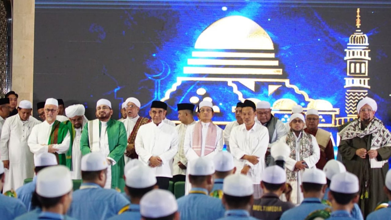 Menag dan pejabat kabinet merah putih hadiri tabligh akbar isra miraj di istiqlal