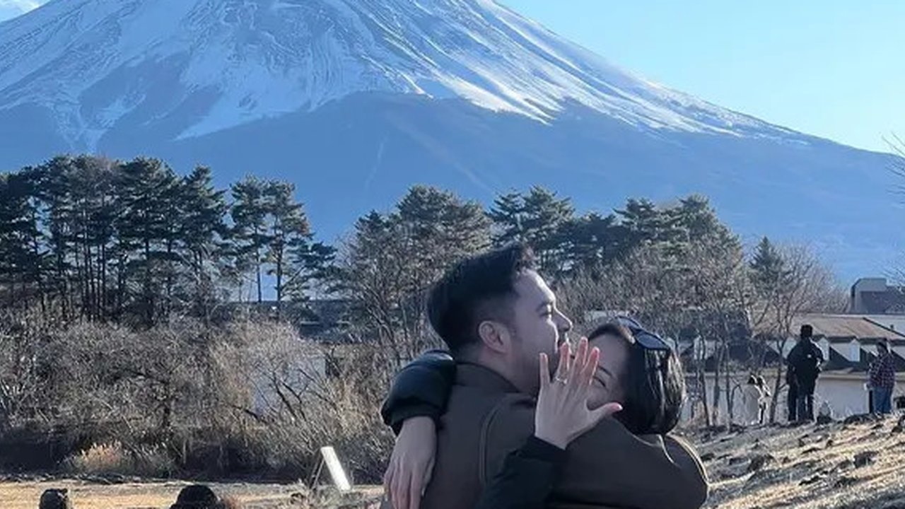 Potret Nadhif Basalamah Lamar Kekasih Berlatar Gunung Fuji, Jepang (Sumber: Instagram/nadhifbasalamah)