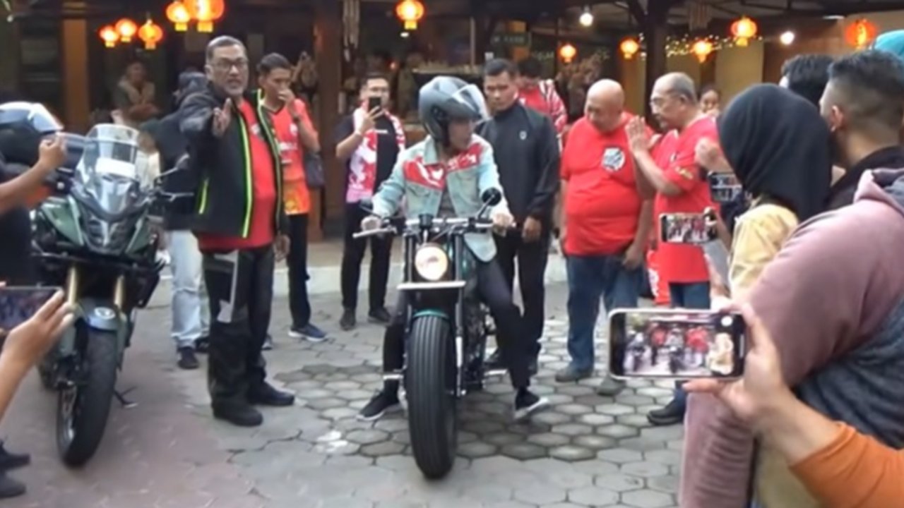 Momen Jokowi Tunggangi Motor Modif Kawasaki Katros