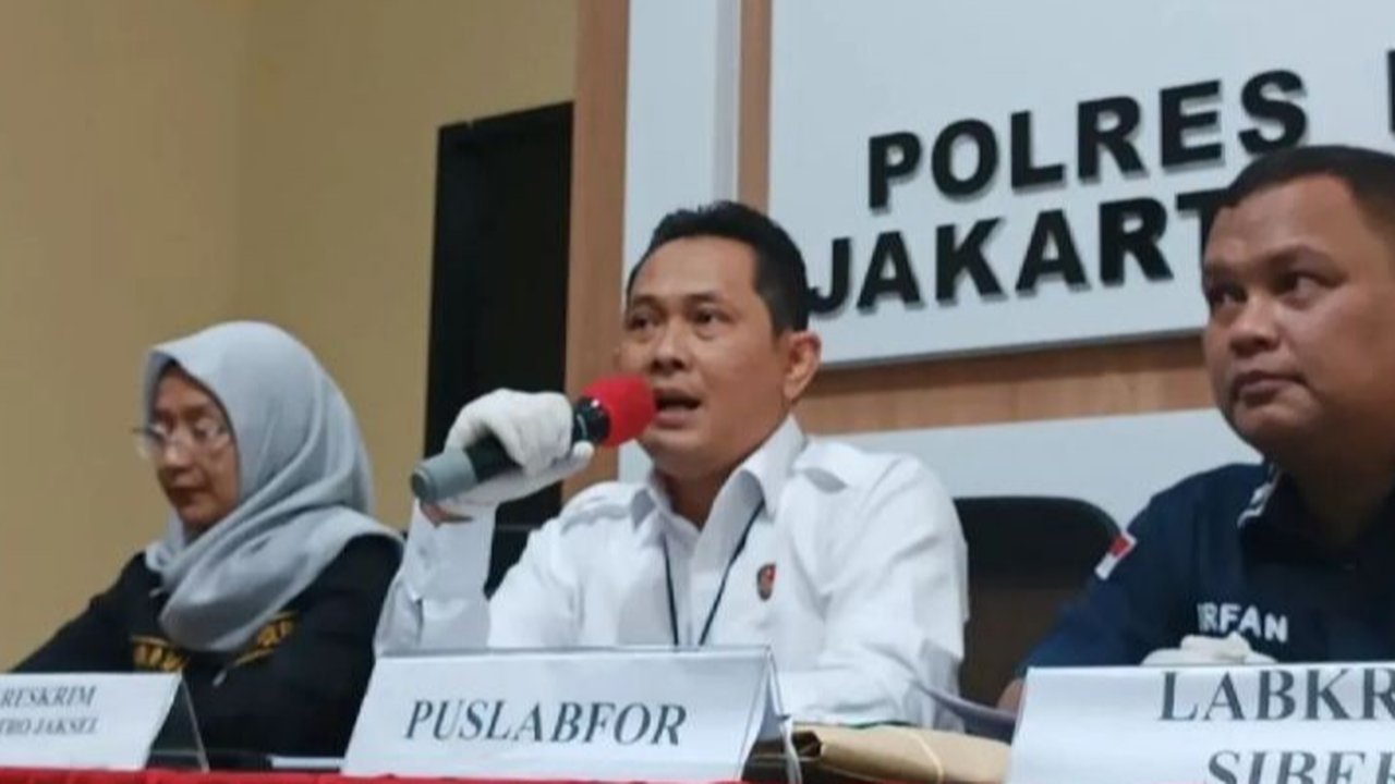 Mantan Kasatreskrim Polres Metro Jaksel, AKBP Bintoro, membantah telah melakukan pemerasan Rp20 miliar dari tersangka kasus pembunuhan, Arif Nugroho, dan menegaskan kesediaannya untuk diperiksa lebih lanjut oleh Propam.