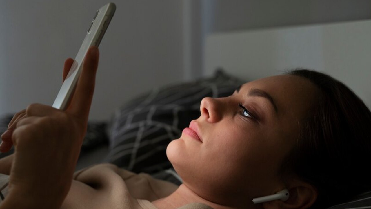 Pakai Gadget Sebelum Tidur