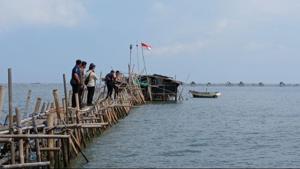 Kementerian Kelautan dan Perikanan (KKP) mengambil tindakan tegas terhadap PT TRPN yang melakukan pemagaran dan reklamasi laut ilegal di Bekasi, Jawa Barat, yang berdampak negatif pada ekosistem dan nelayan.