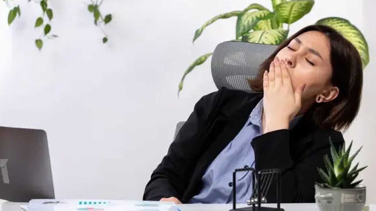 Wanita yang ngantuk saat kerja di kantor (Foto dok : Freepik/KamranAydinov).