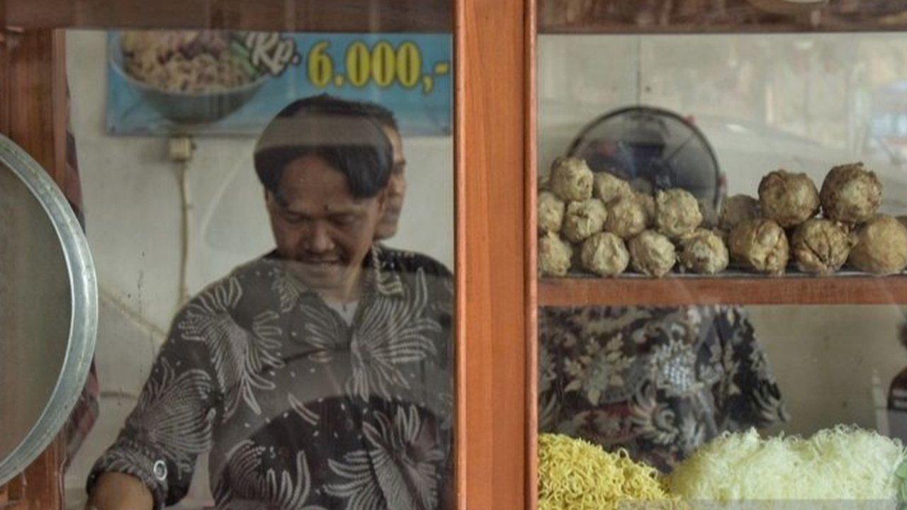 Wabah PMK di Jawa Tengah dan Jawa Timur menyebabkan kelangkaan daging sapi lokal, sehingga pedagang bakso di Bekasi beralih menggunakan daging impor dari Australia untuk menjaga kelangsungan usaha.