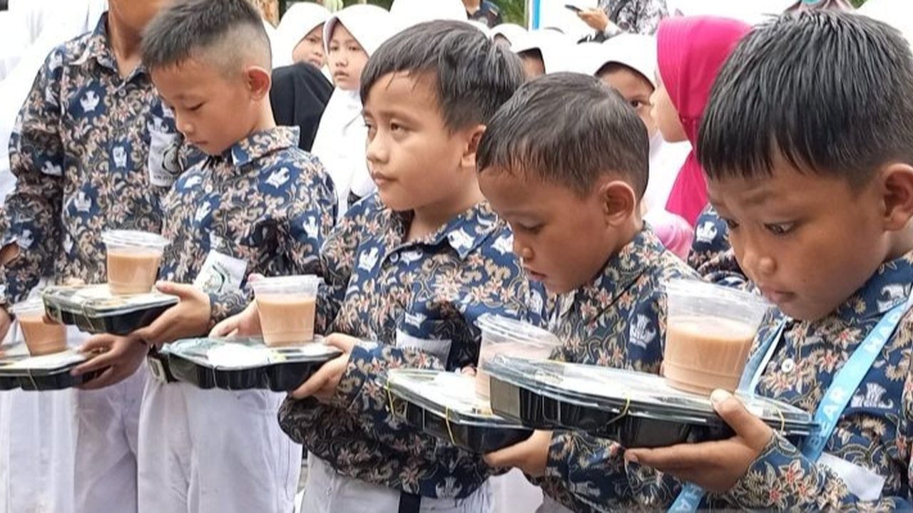 Pemerintah berupaya mewujudkan program Makan Bergizi Gratis (MBG) senilai Rp100 triliun dengan strategi efisiensi anggaran, kemitraan swasta, dan optimalisasi penerimaan negara untuk memastikan keberlanjutan program dan stabilitas ekonomi.