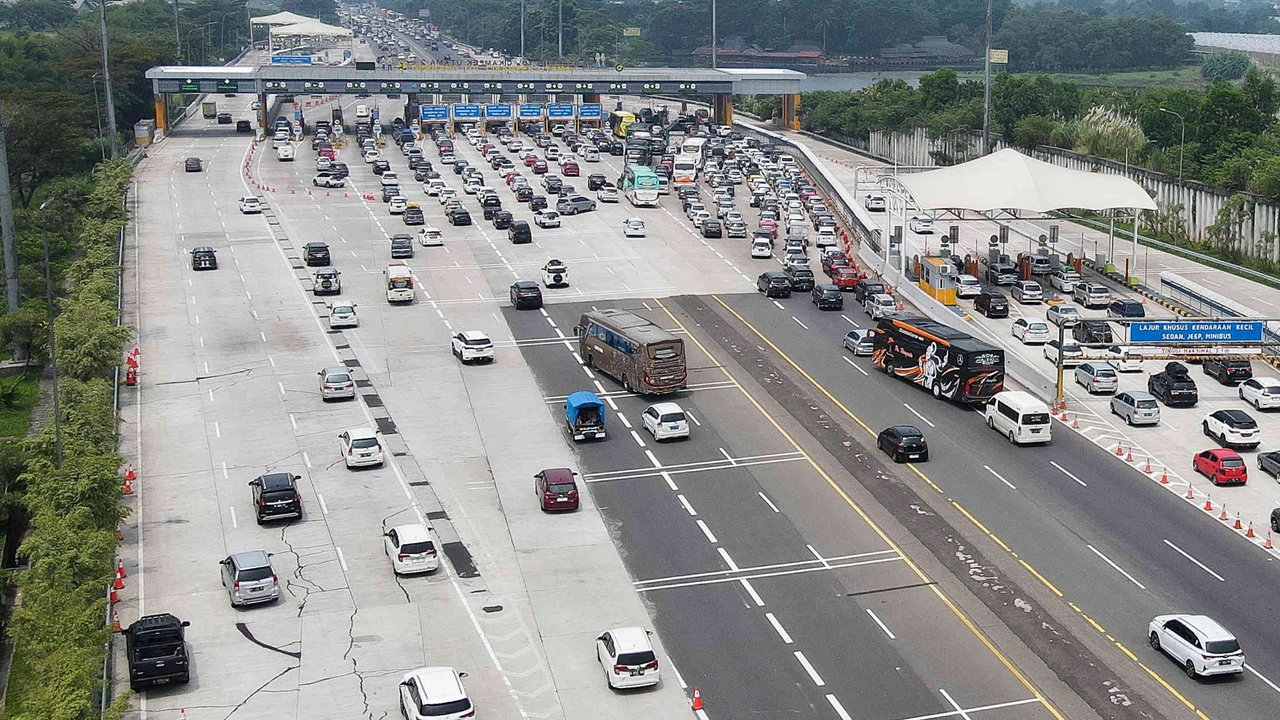 Perpanjangan rekayasa lalu lintas one way diperkirakan akan berakhir pada Kamis (20/04) pukul 24.00 WIB. (Liputan6.com/Herman Zakharia)