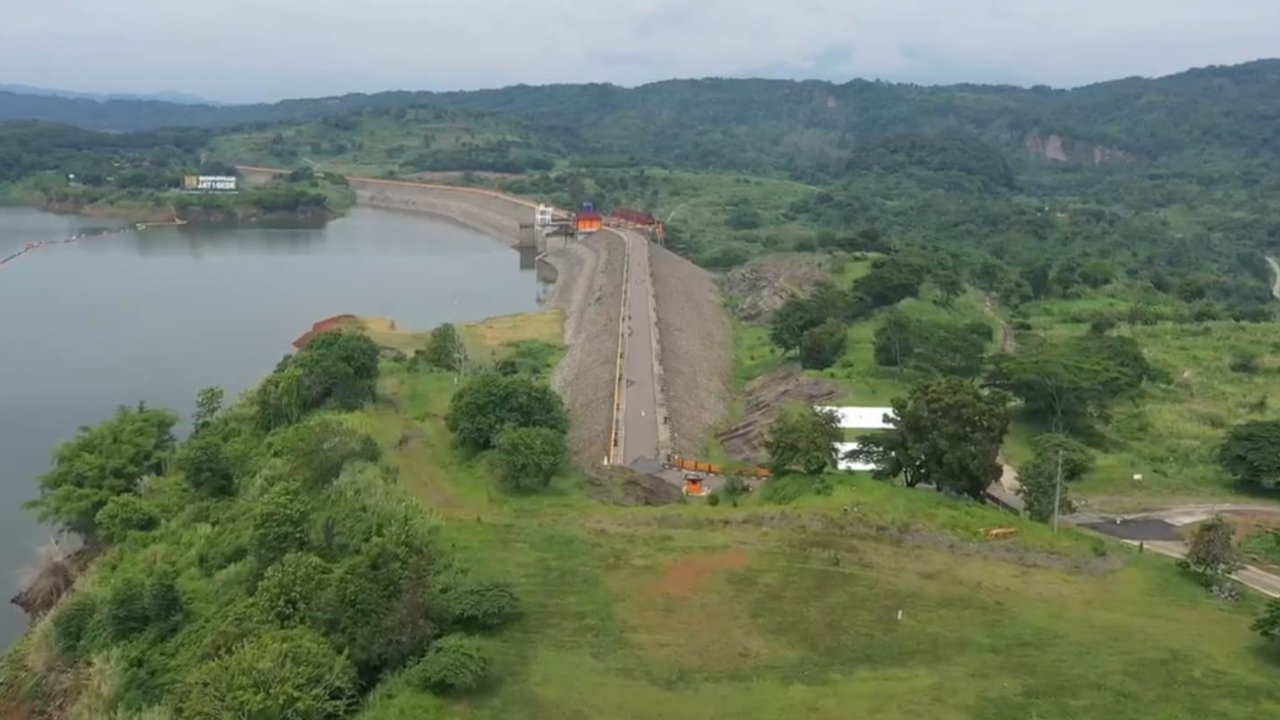 Bendungan Jatigede bahkan berpotensi menjadi Pembangkit Listrik Tenaga Surya (PLTS) terapung sebesar 100 Mw