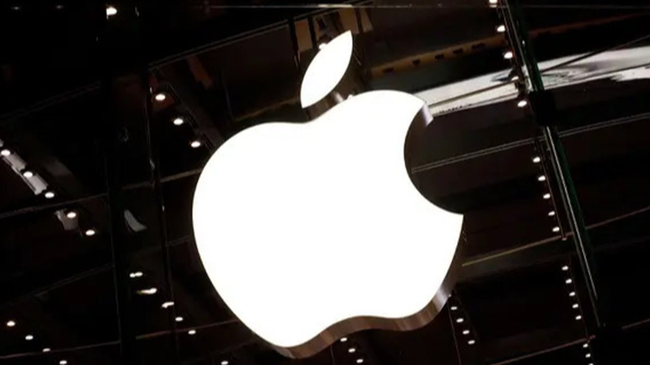 Antrean orang-orang untuk membeli ponsel iPhone 15 yang baru diluncurkan di sebuah toko Apple di Hangzhou, di provinsi Zhejiang, China pada 22 September 2023. (AFP/China OUT)