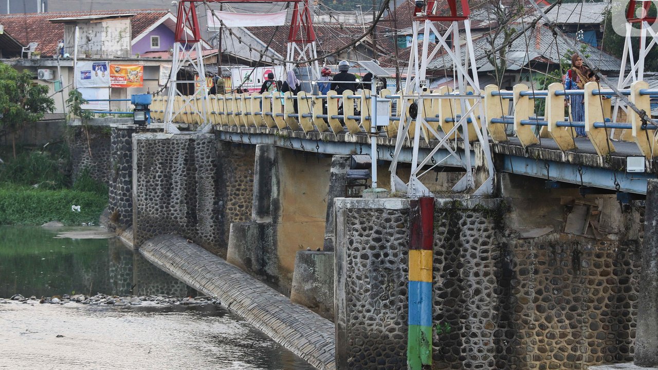 Kondisi Bendung Katulampa, Bogor, Jawa Barat, Senin (10/10/2022). Setelah sebelumnya tinggi muka air (TMA) mencapai 220 Cm dengan status Siaga 1, pada pukul 13.23 WIB Bendung Katulampa terpantau kembali pada status normal. (Liputan.com/Magang/Aida Nuralifa)