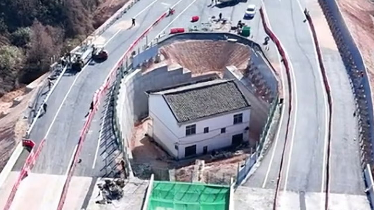 rumah kakek di china di tengah jalan tol