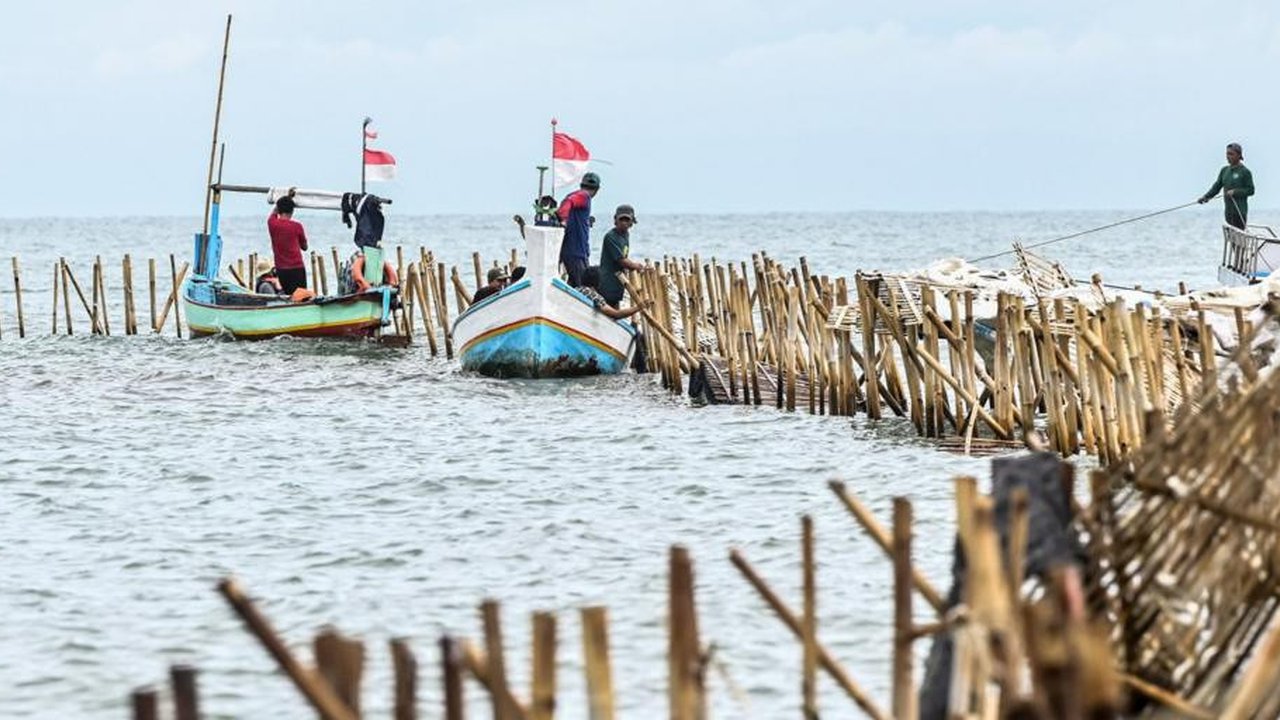 Ekonom dan Pakar Kebijakan Publik dari UPN Veteran Jakarta Achmad Nur Hidayat memperkirakan kerugian yang ditimbulkan oleh pemasangan pagar laut ilegal ...