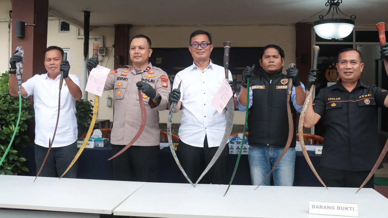 Polisi tangkap dua remaja yang coba serang petugas saat bubarkan tawuran