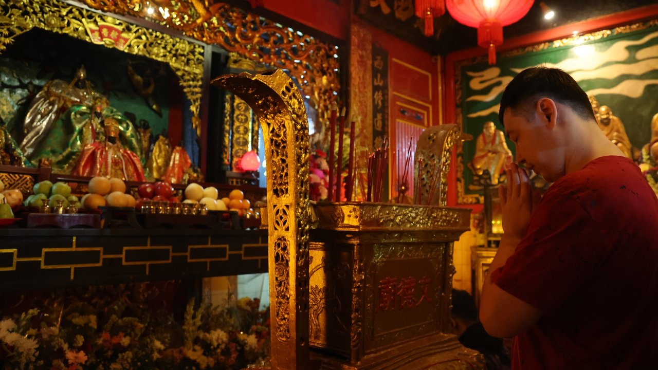 Jemaat melaksanakan ibadah saat malam Tahun Baru Imlek 2025 di Vihara Boen Tek Bio, Kota Tangerang, pada Selasa (28/1/2025).