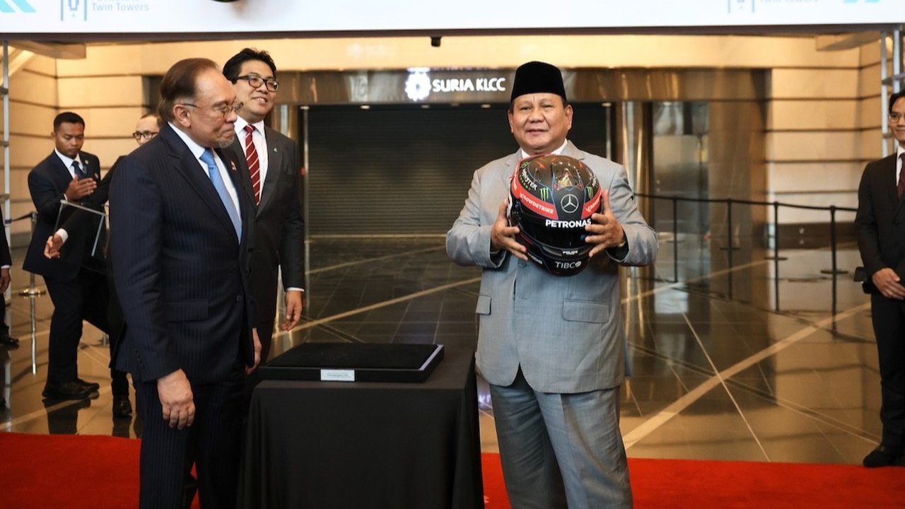 Prabowo Tunjuk Mobil F1, Padahal Sudah Diberi Helm