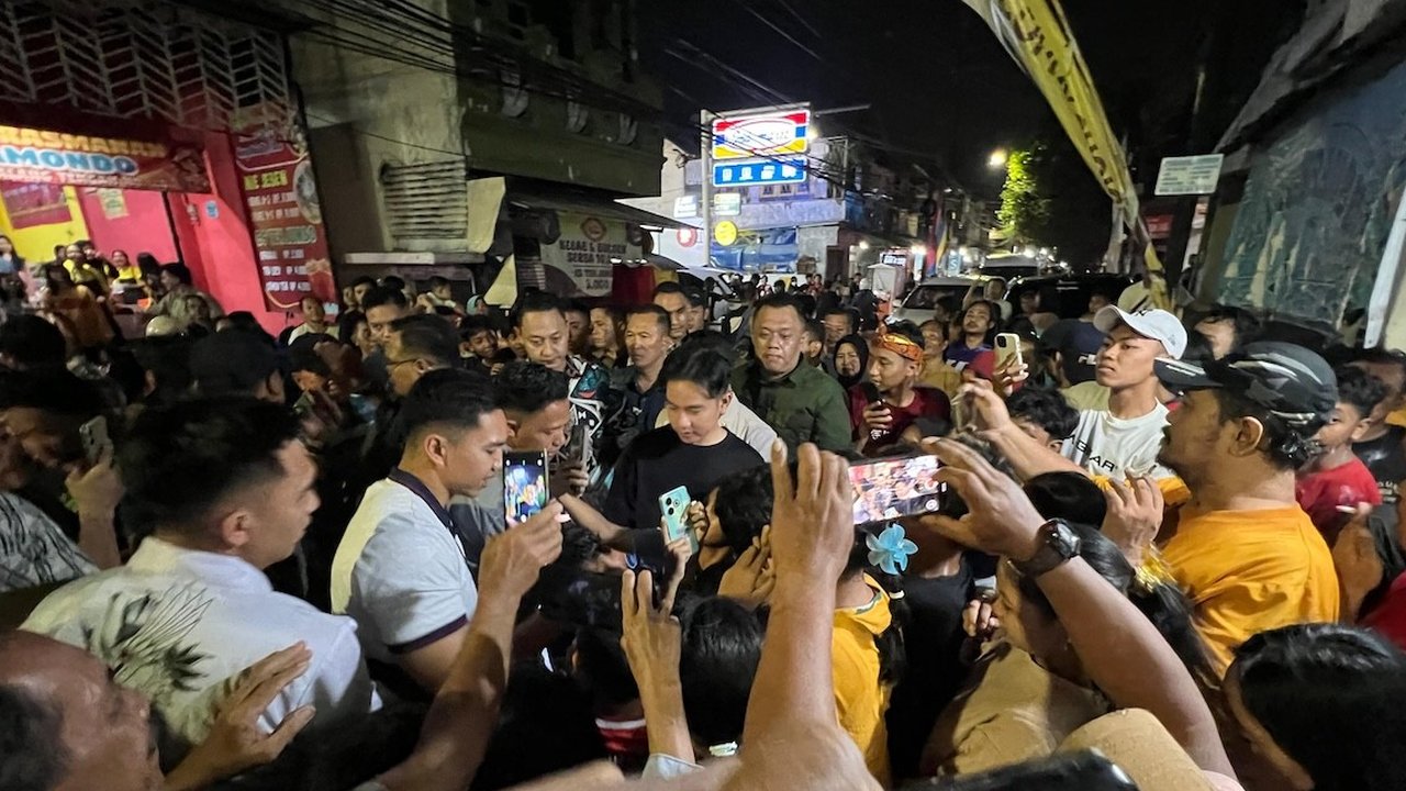 Gibran Blusukan dan Bagikan Alat Tulis di Kampung Malang Tengah