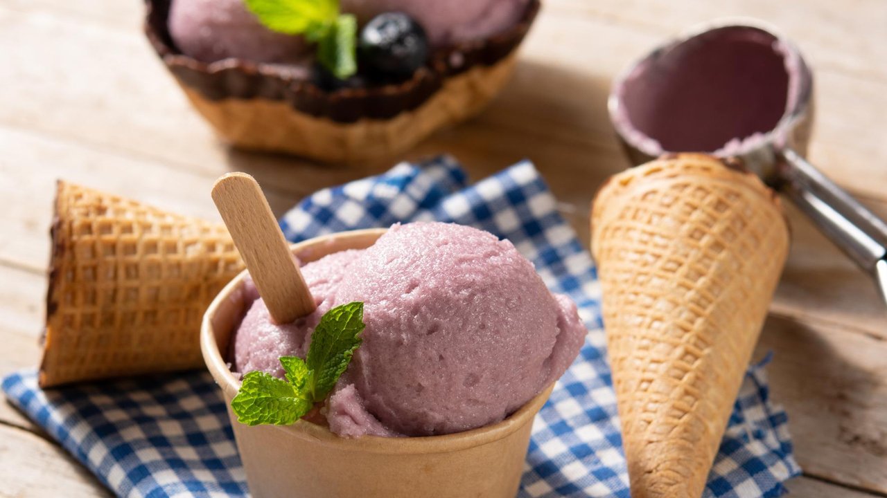 Just like hot foods, cold foods and beverages like ice cream can cause sharp pain.