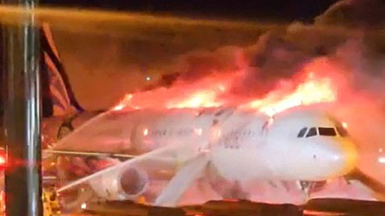 Pesawat Air Busan terbakar di Korea Selatan.