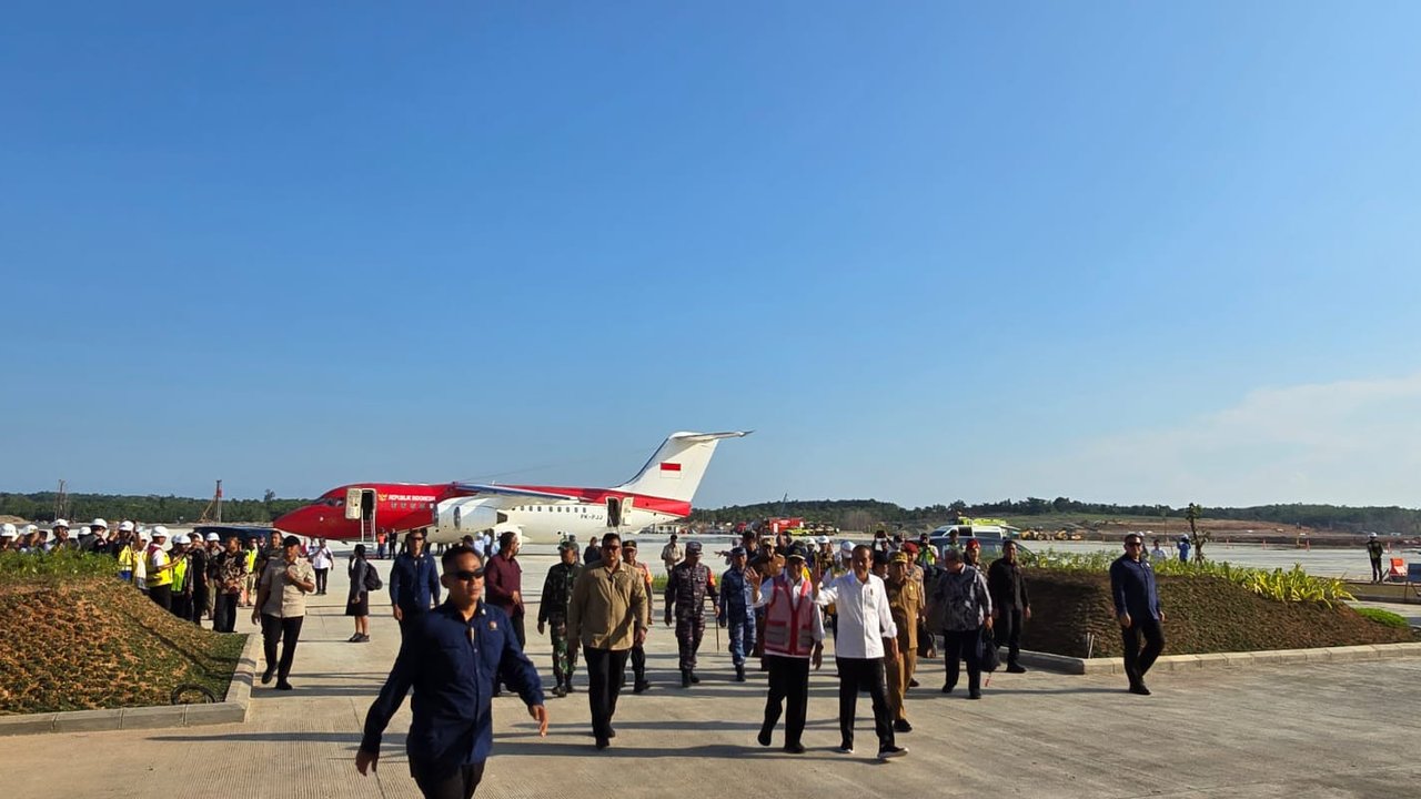 Pendaratan perdana Presiden Republik Indonesia Joko Widodo dengan menggunakan Pesawat Kepresidenan RJ-85 di Bandara Nusantara, Provinsi Kalimantan Timur, pada Selasa (24/09/2024).