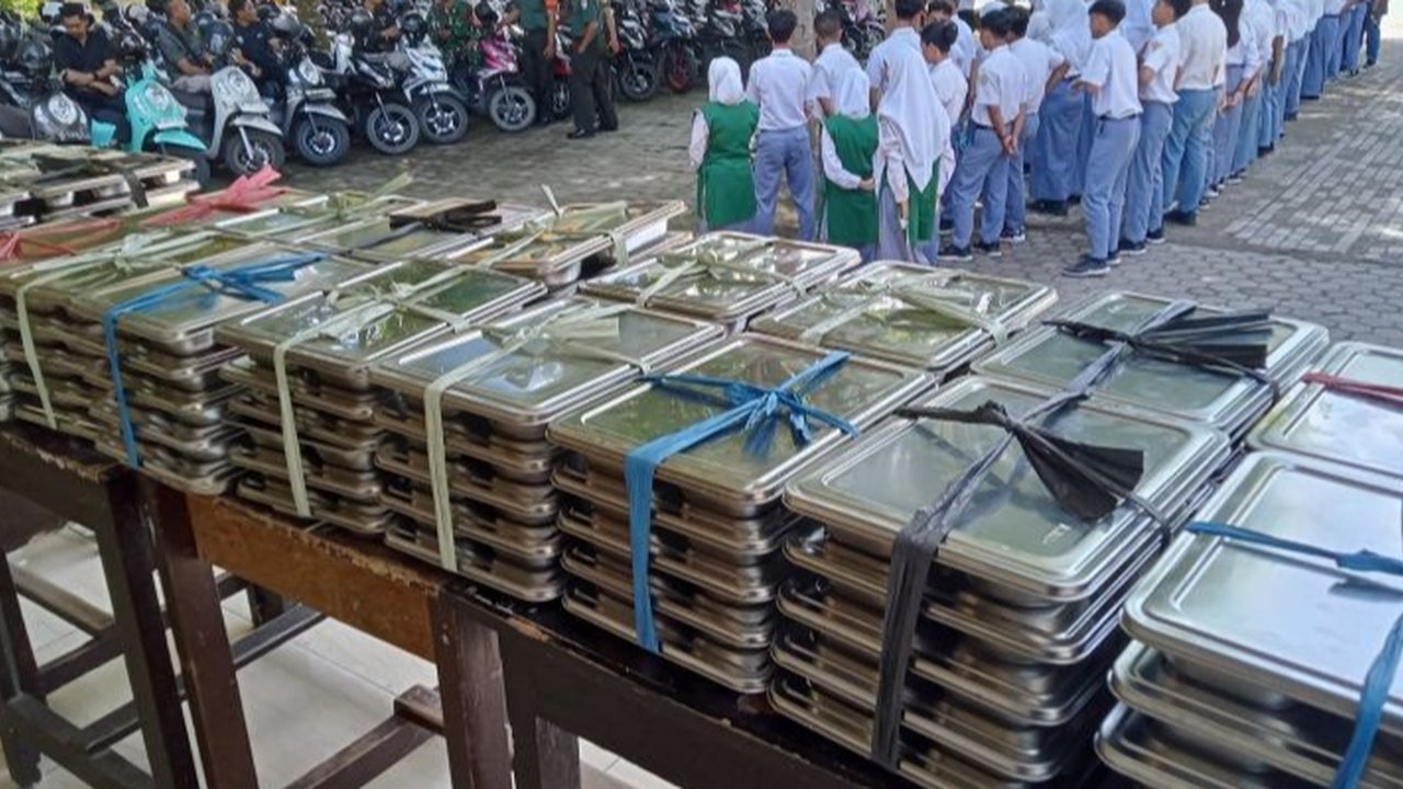 Pemerintah berupaya mewujudkan program Makan Bergizi Gratis (MBG) senilai Rp100 triliun dengan strategi efisiensi anggaran, kemitraan swasta, dan optimalisasi penerimaan negara untuk memastikan keberlanjutan program dan stabilitas ekonomi.