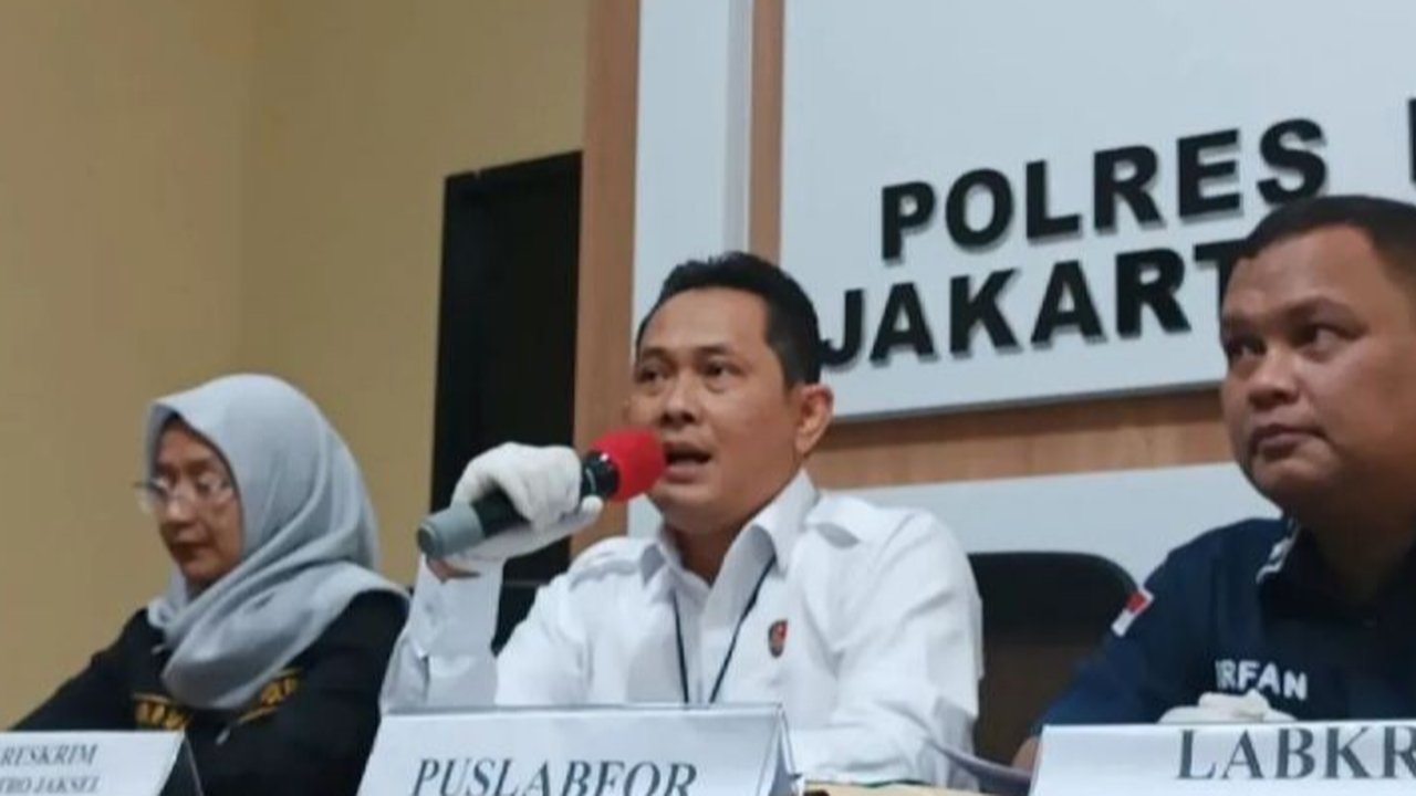 Mantan Kasatreskrim Polres Metro Jaksel, AKBP Bintoro, membantah telah melakukan pemerasan Rp20 miliar dari tersangka kasus pembunuhan, Arif Nugroho, dan menegaskan kesediaannya untuk diperiksa lebih lanjut oleh Propam.