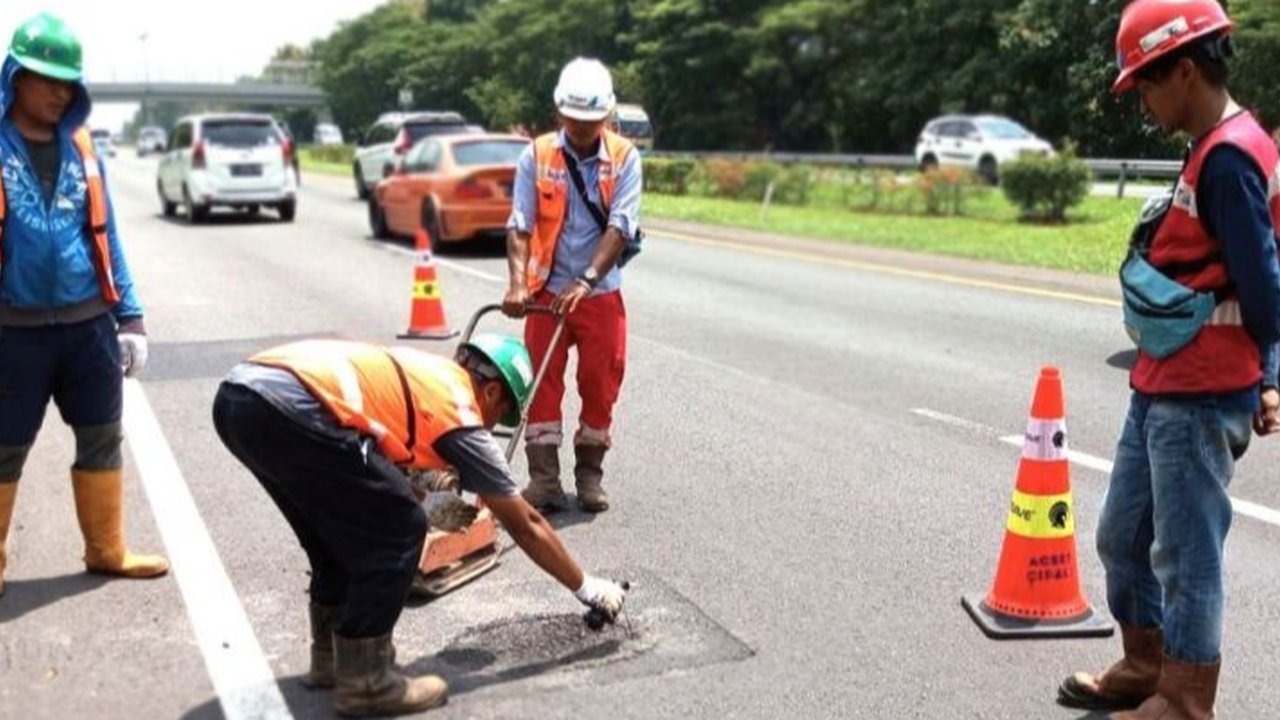 Astra Infra mengakui adanya lubang di beberapa titik Tol Cipali, meminta maaf atas ketidaknyamanan yang ditimbulkan, dan berkomitmen memberikan ganti rugi serta memperbaiki kerusakan jalan.