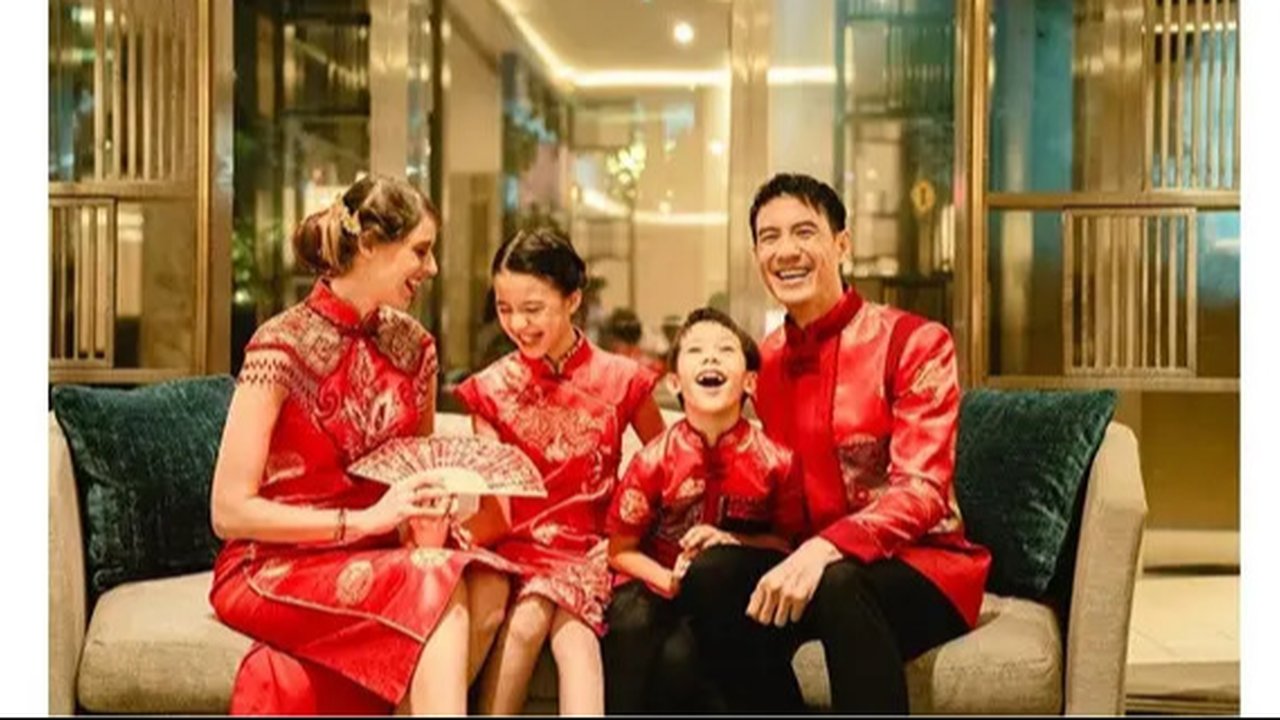 Artis rayakan Imlek 2025 barengkeluarga. (sumber: Instagram/ferrysunarto_official/sarwendah29)