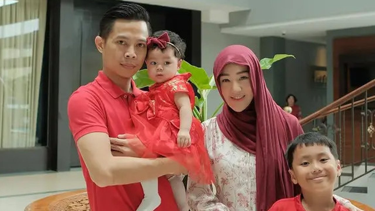 Larissa Chou rayakan Imlek 2025 bareng keluarga. (sumber: Instagram/ikram_rsd/larissachou)