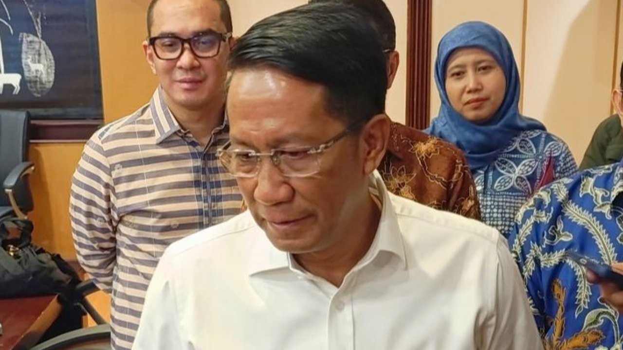 Menteri Hukum dan HAM, Supratman Andi Agtas, mengumumkan penyerang Oxford United, Ole Romeny, akan disumpah sebagai WNI pada 8 Februari 2025, bersamaan dengan dua pemain naturalisasi U-20 lainnya, Tim Geypens dan Dion Mark; proses naturalisasi didukung pe