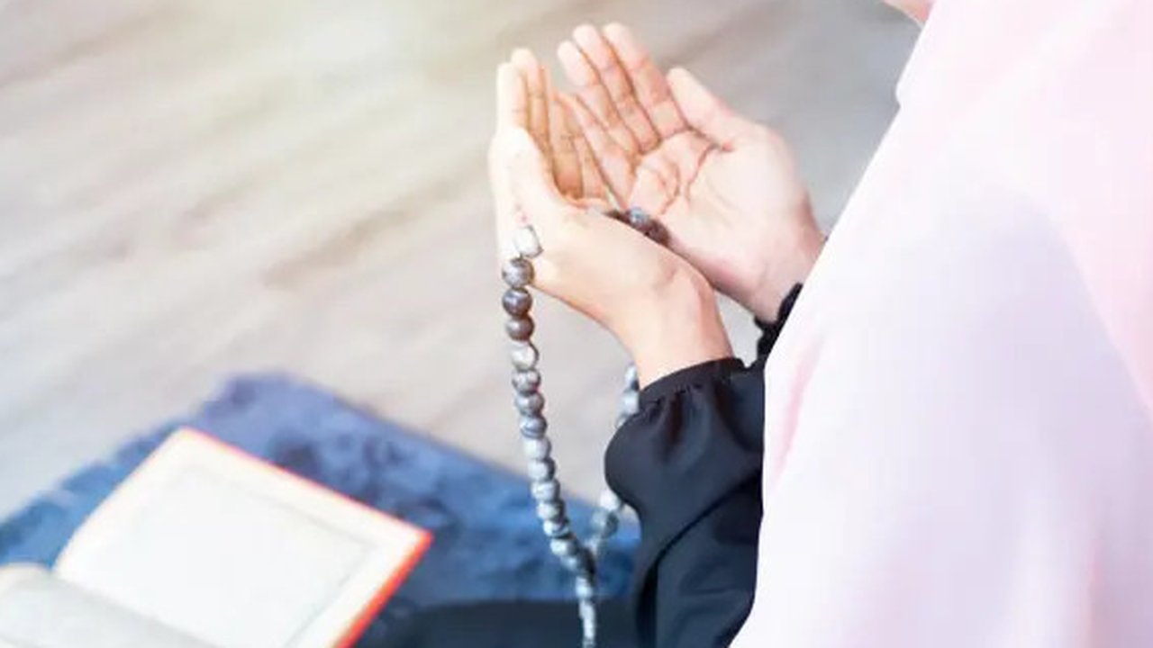 Ilustrasi doa sebelum dan sesudah azan. (Photo by rawpixel.com on Freepik)