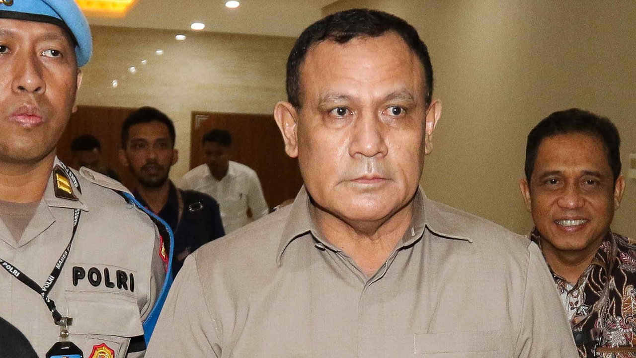 Beberapa anggota kepolisian mendampingi mantan Kapolda Sumatera Selatan itu hingga masuk ke dalam mobil Toyota Fortuner berwarna hitam doff. (Liputan6.com/Faizal Fanani)