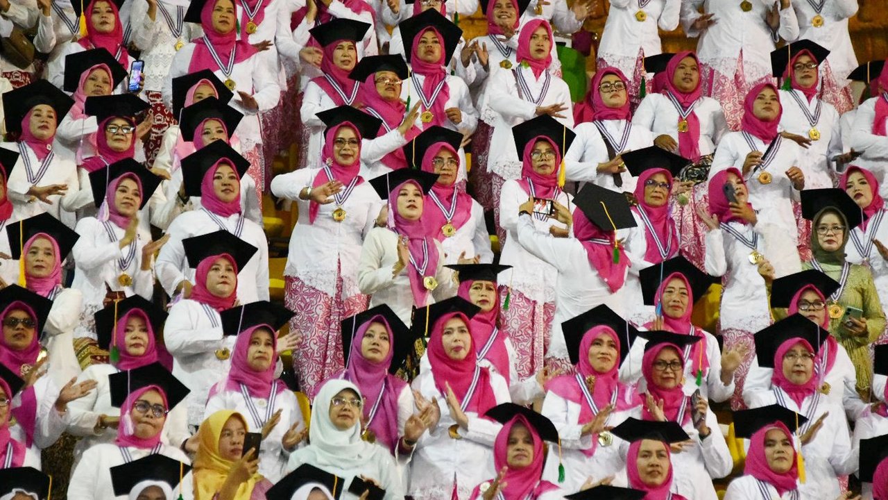 Wisuda Sekolah Perempuan Jawa Barat Tahun 2024 di Sport Jabar Arcamanik, Kota Bandung, Selasa (24/12/2024).(sumber foto: Biro Adpim Jabar)
