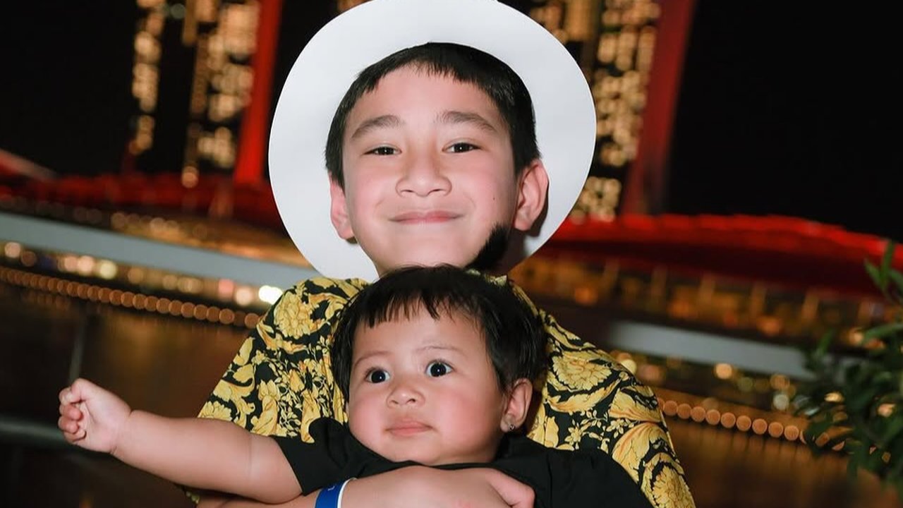 Potret Gemas Rafathar Gendong Lily, Ekspresinya Bikin Netizen Tersentuh (credit: instagram/raffinagita1717).