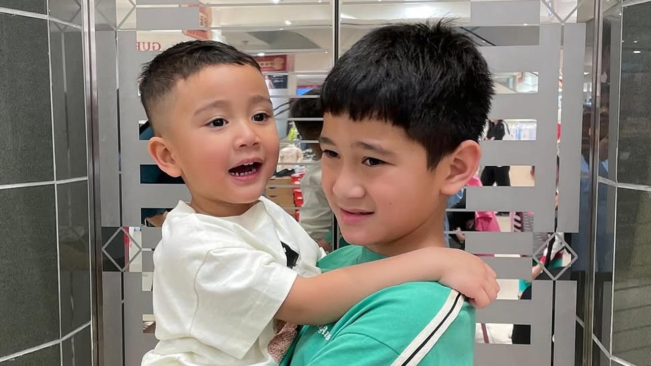 Potret Kebersamaan Rafathar dan Rayyanza Kalau Lagi Akur yang Menggemaskan