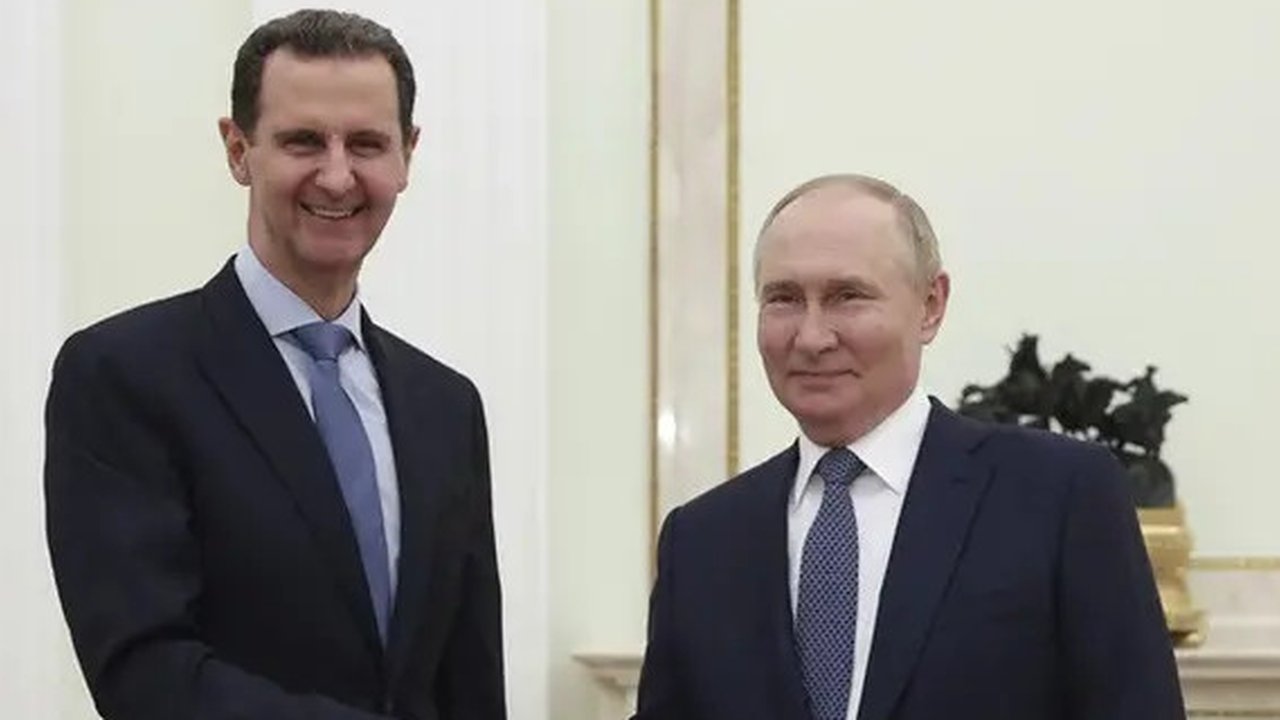 Presiden Rusia Vladimir Putin dan Presiden Suriah Bashar al-Assad saat bertemu di Kremlin, Moskow, pada Rabu (24/7/2024). (Dok. Valery Sharifulin, Sputnik, Kremlin Pool Photo via AP)