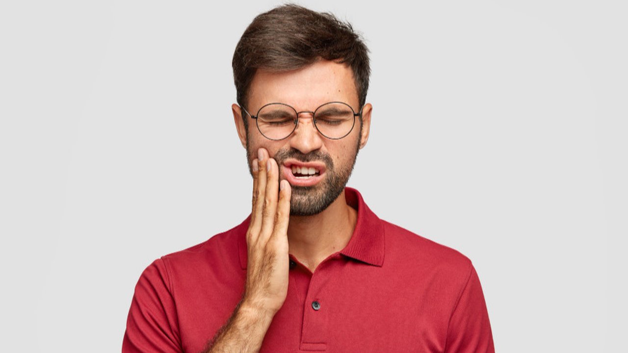 Ilustrasi sariawan saat puasa. (Image by wayhomestudio on Freepik)