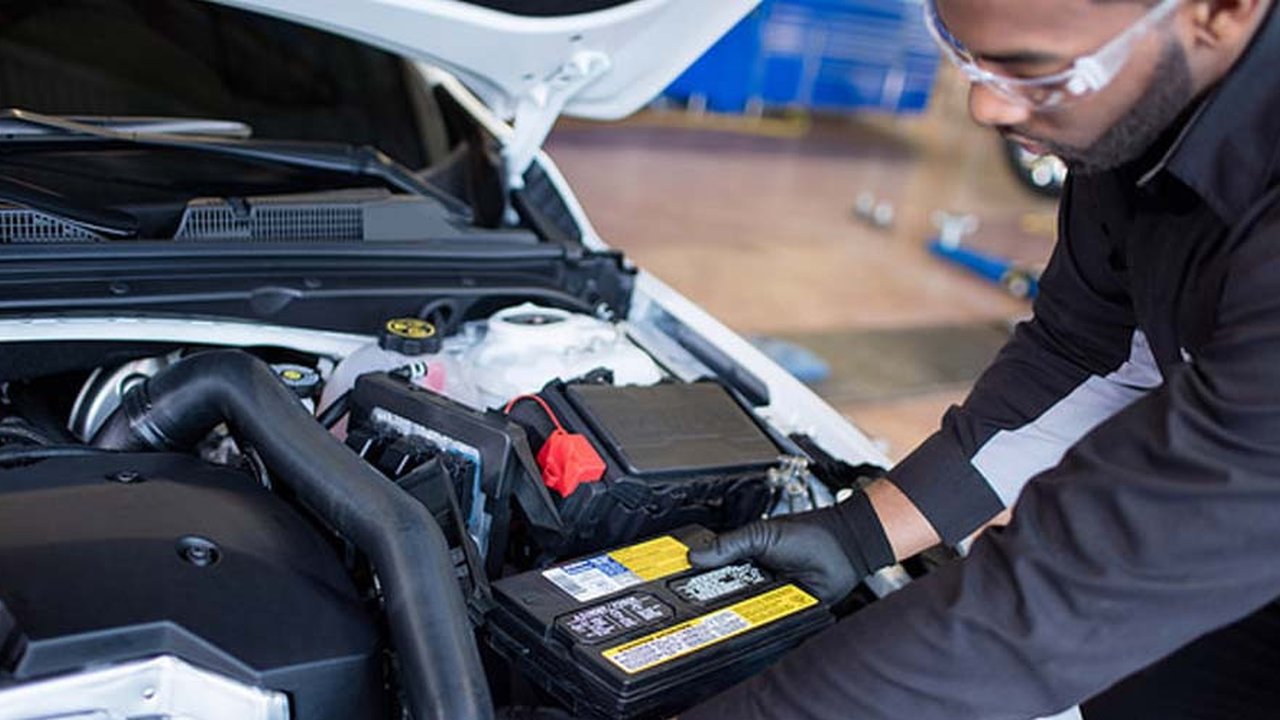 Pahami fungsi air aki zuur dan air accu, serta cara pemakaiannya untuk menjaga aki kendaraan tetap awet.