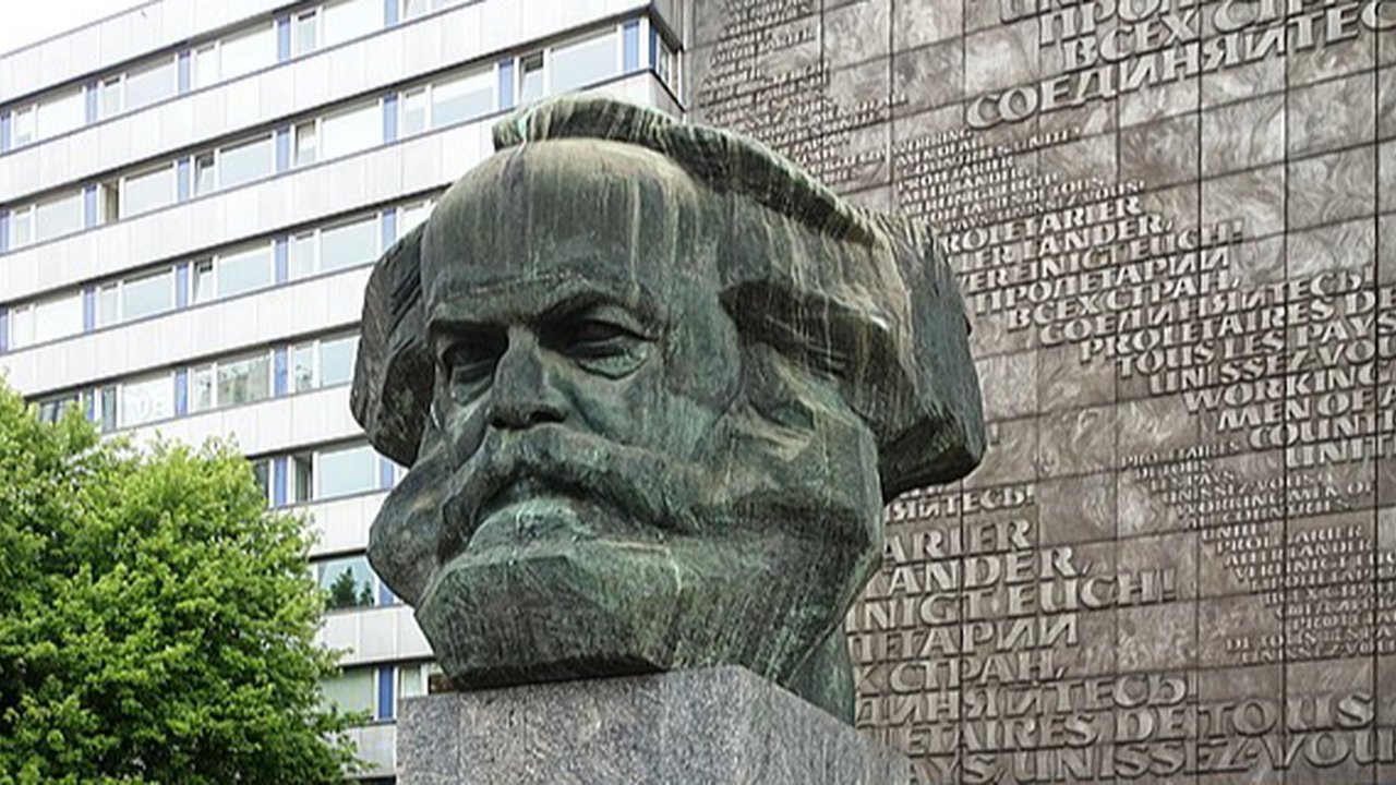 patung karl marx