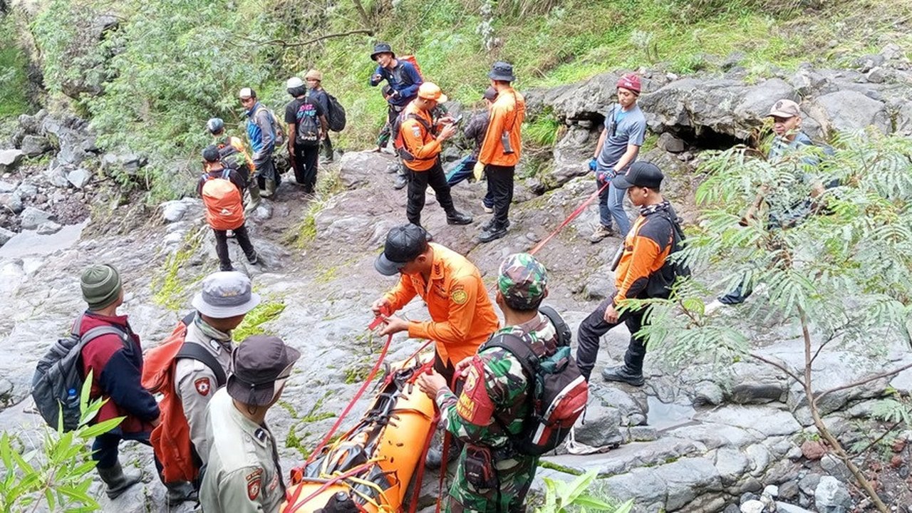 Evakuasi WN Korsel Tewas Terjatuh di Gunung Agung