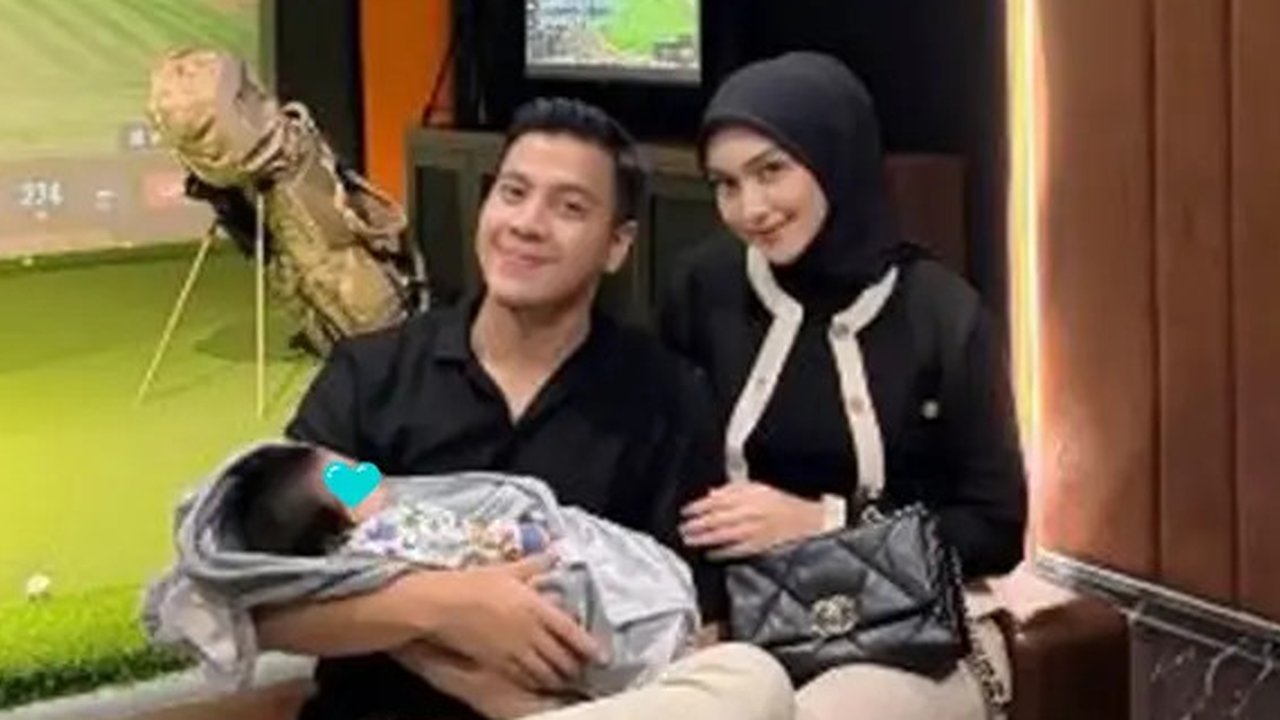 Melody Prima momong anak ketiga. (sumber: Instagram/ilhamprawira91/melodyprima)