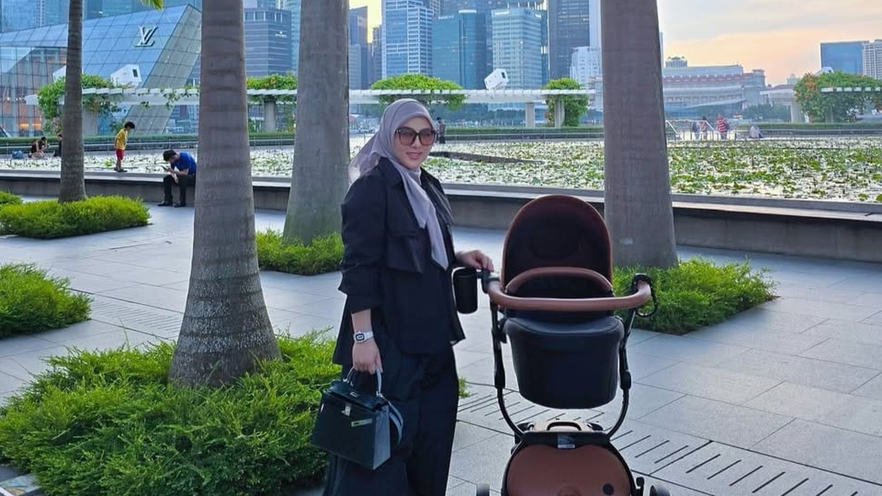 Potret Kompak Syahrini dan Reyno Barack Momong Anak di Singapura
