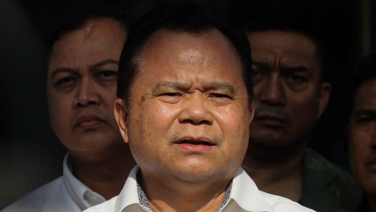 Eks Dirjen Imigrasi Ronny F Sompie usai diperiksa KPK terkait kasus Harun Masiku.