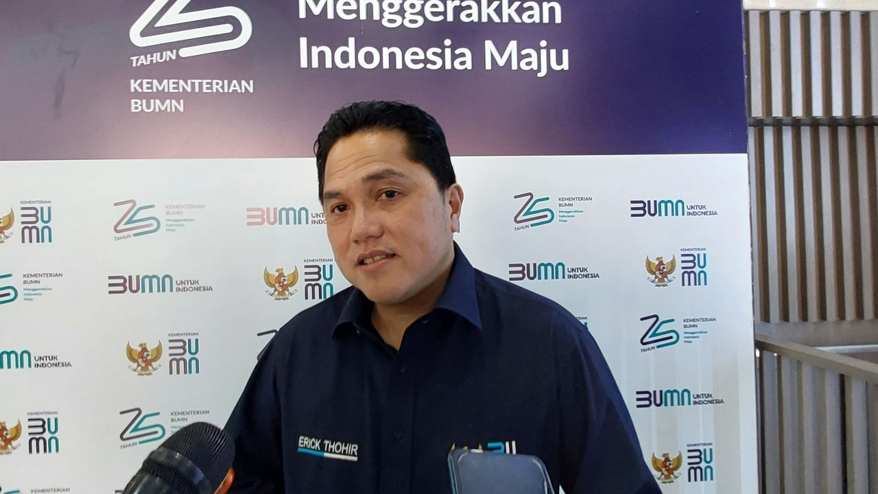 <p>Menteri BUMN Erick Thohir di Kementerian BUMN, Jumat (4/8/2023). Erick Thohir menjamin aspek keselamatan dan kenyamanan penumpang LRT Jabodebek. (Arief/Liputan6.com)</p>