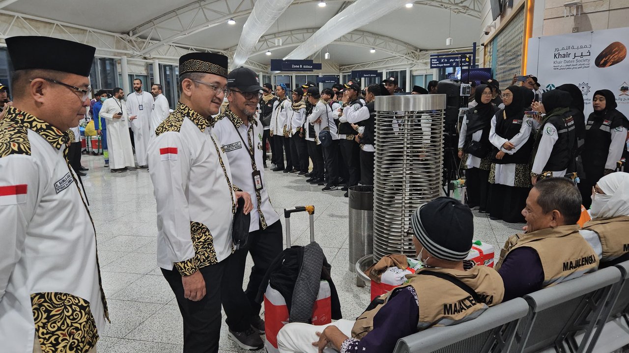 <p>Ditjen Hubud Kemenhub melalui Kantor Otoritas Bandar Udara Wilayah I Soekarno-Hatta memastikan penerbangan haji kloter 11 dari Bandara Kertajati di Majalengka, Jawa Barat menuju Madinah, Arab Saudi berjalan dengan aman dan lancar. (Liputan6.com/Devira Prastiwi)</p>