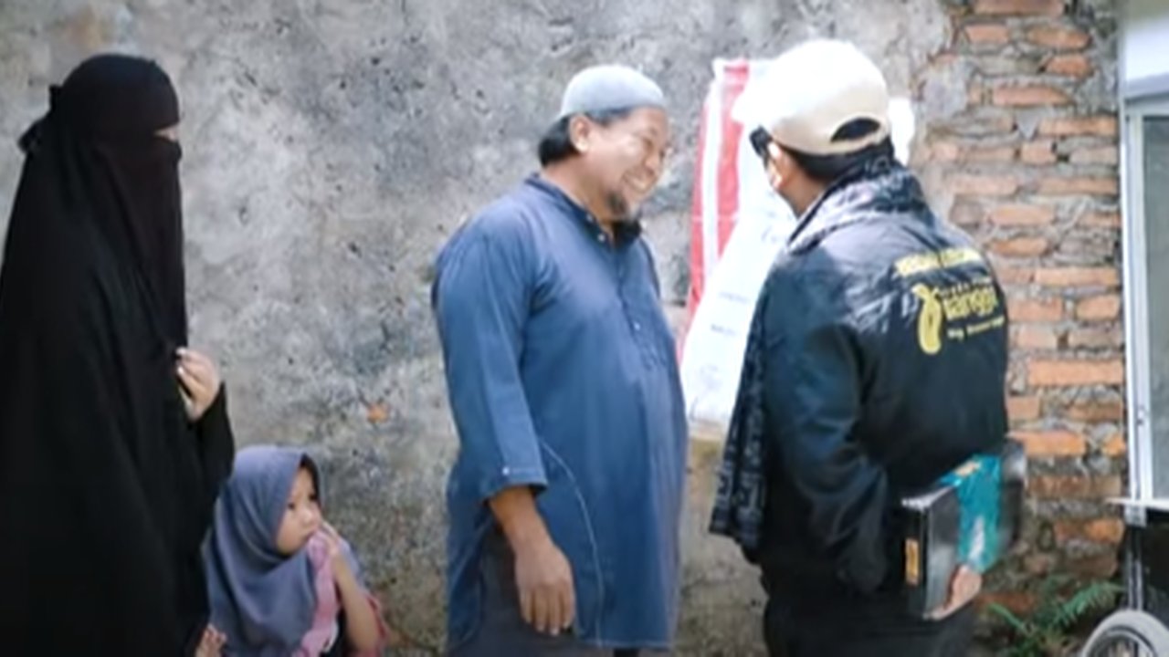 Penuh Isak Tangis, Pasutri Ini Ingin Jual Gerobak Untuk Bayar Kontrakan