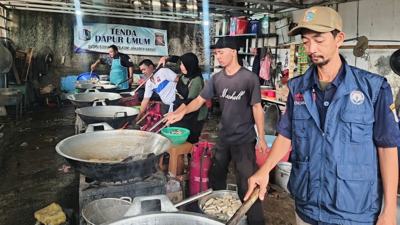 Jakarta Banjir, Kemensos Dirikan Dapur Umum