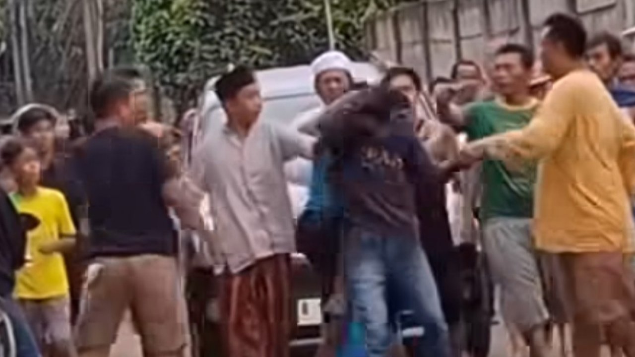 Viral Pemuda Dikeroyok Warga Usai Ketahuan Bobol Kotak Amal Musala