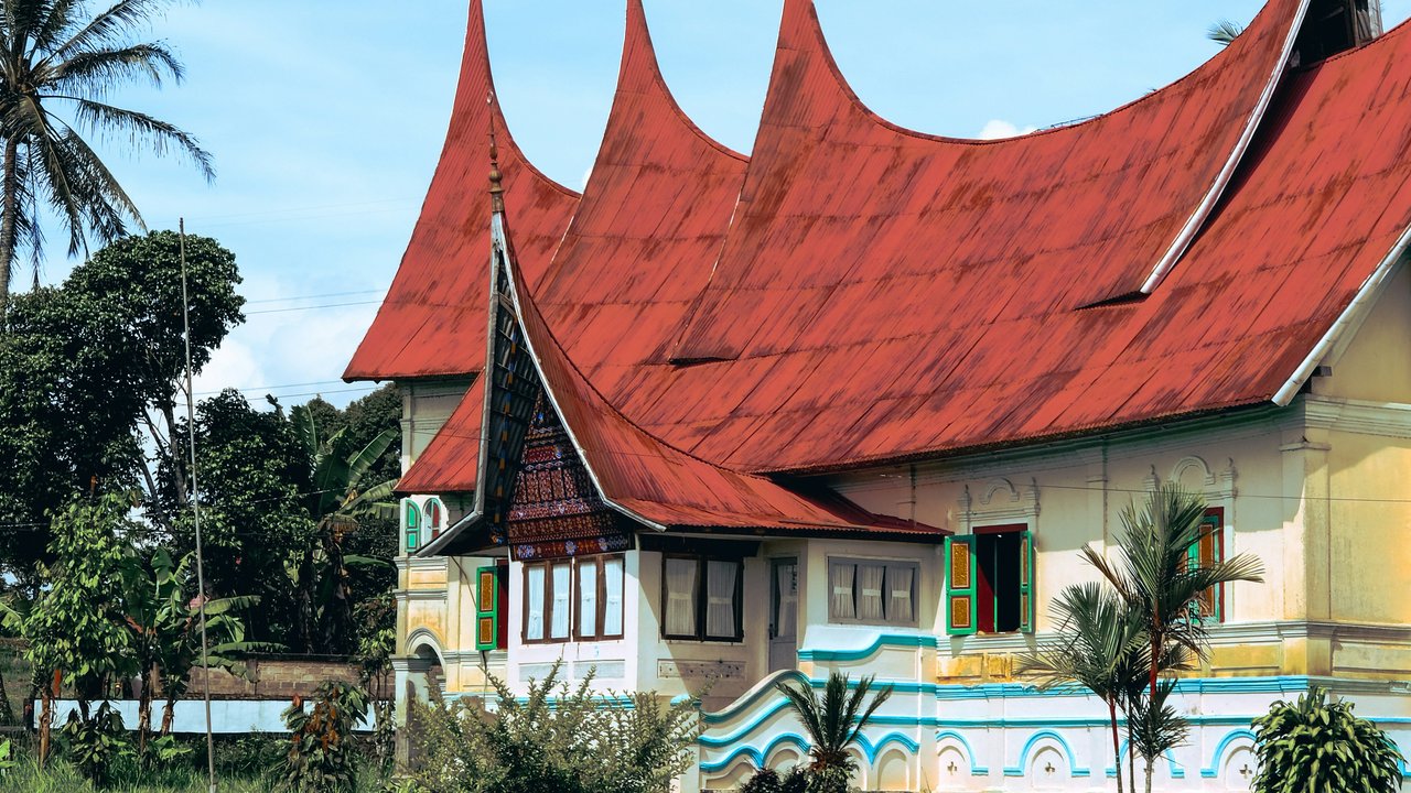 <p>Ilustrasi Rumah Gadang, Minangkabau, Sumatra Barat. (Photo by Hiraku Visual on Unsplash)</p>