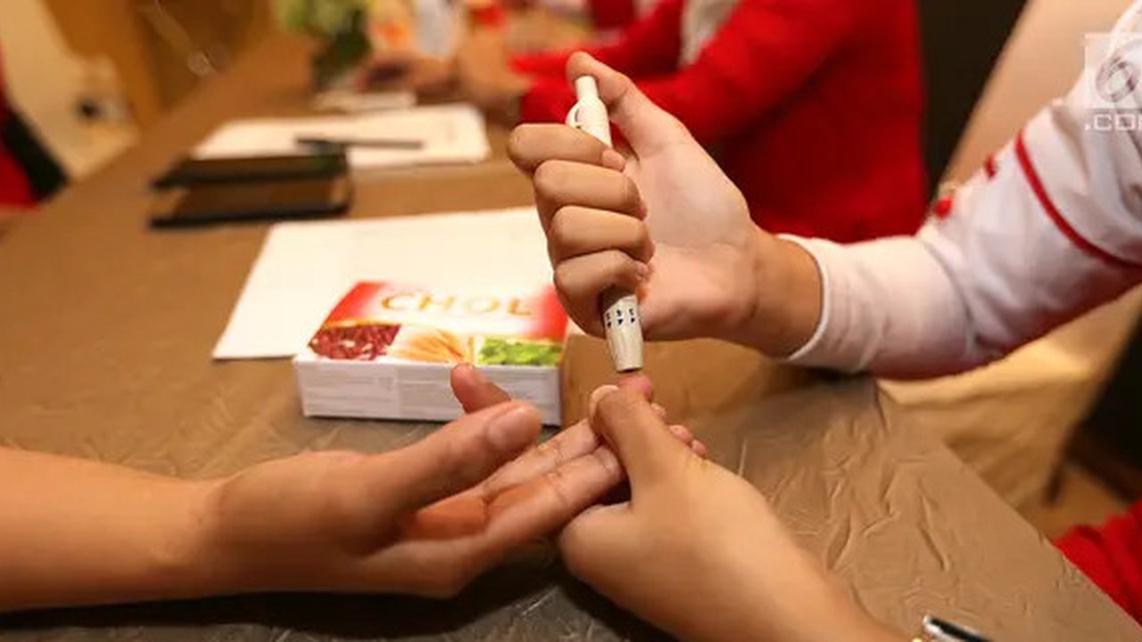 Petugas medis mengambil darah untuk cek kadar kolesterol dalam rangka memperingati Hari Jantung Sedunia di Jakarta, Kamis (27/9). Kegiatan secara gratis digelar PT. Novell Pharmaceutical Labo